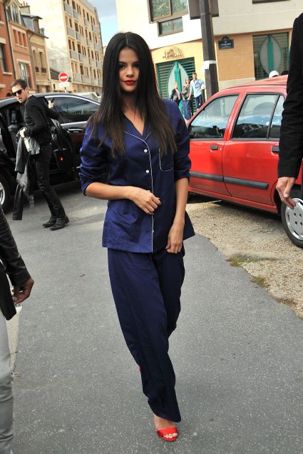 ***MANDATORY BYLINE TO READ INFPhoto.com ONLY*** Selena Gomez heading to a studio wearing pajamas and red heels, Paris, France. Pictured: Selena Gomez Ref: SPL1137392 260915 Picture by: INFphoto.com 