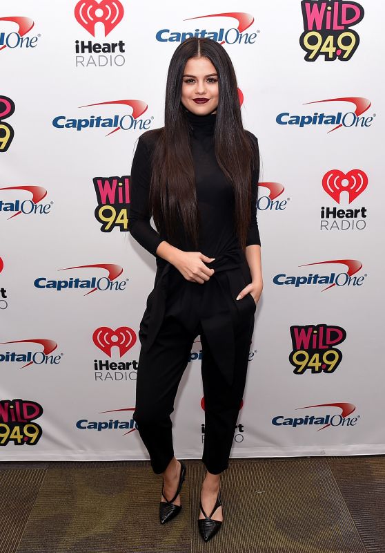 selena-gomez-black top and trousers-jingle-ball-2015-in-oakland
