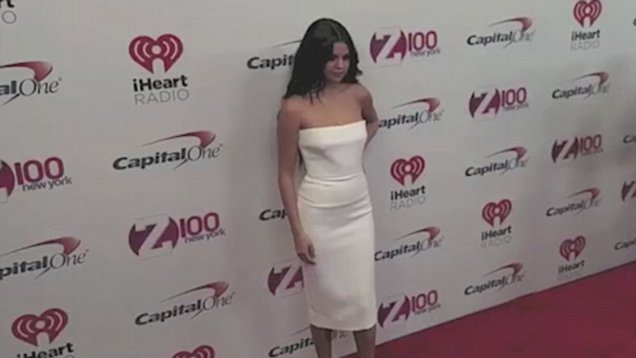 Selena gomez white strapless dres jingl Ball photo Daily Mail