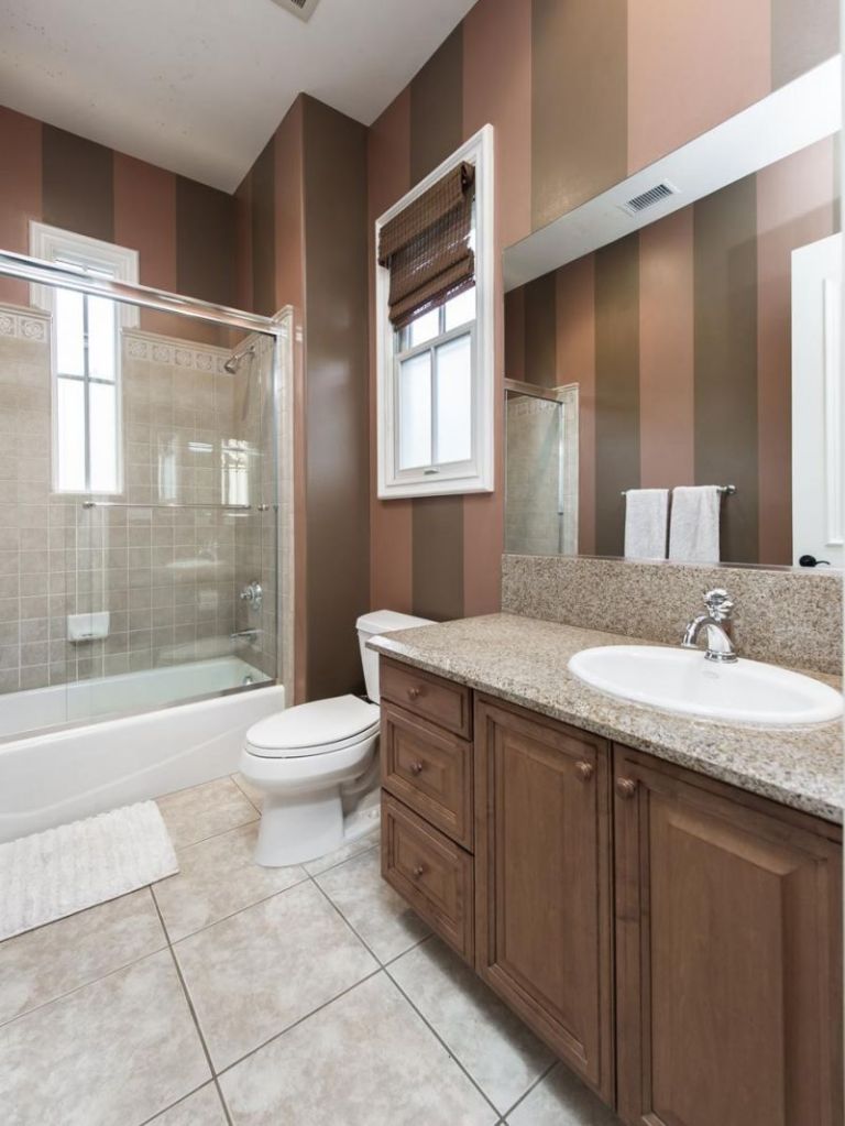 Selena Gomez guest bathroom