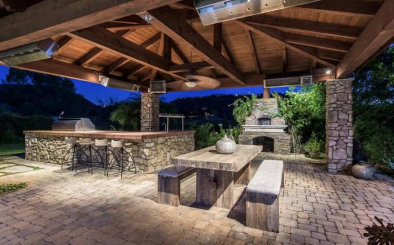 Selena Gomez outdoor kichen