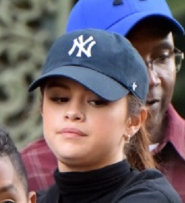 Selena Gomez disneyland 2016 cropped