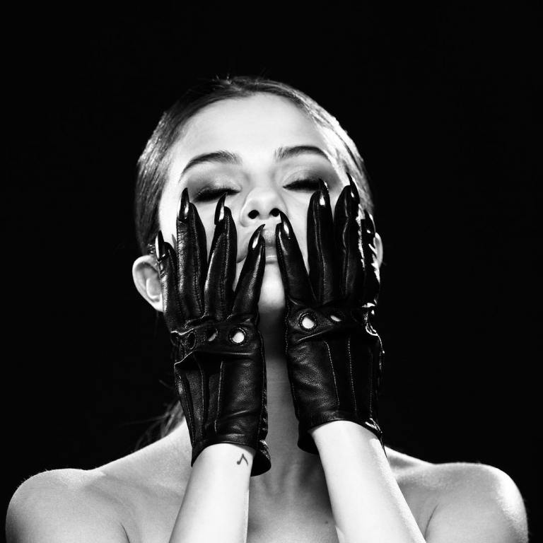 Selena Gomez black gloves with nail Reival 2016 photo Instagram Selena Gomez