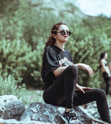 Selena Gomez Guns n Roses t-shirt