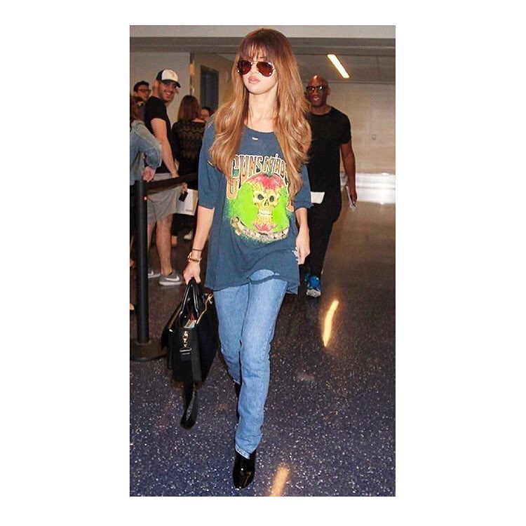 Selena Gomez guns n Roses skull tee Quebec airport photo Chris classen
