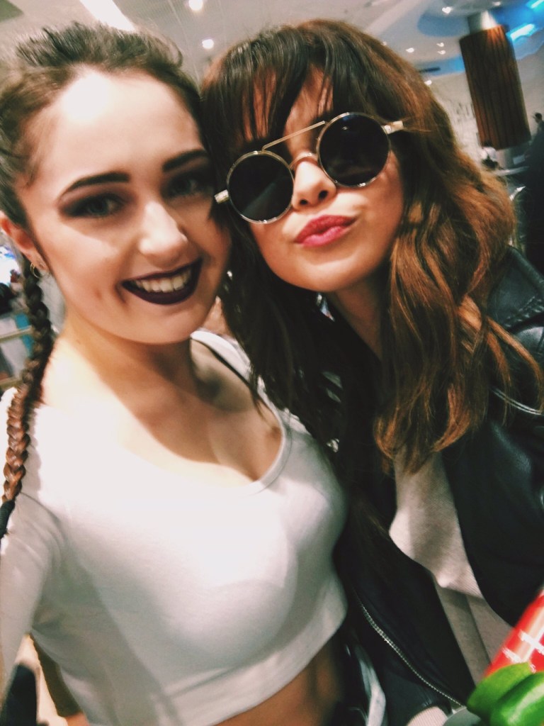 Selena Gomez style round sunglasses Brisbane airport Revival tour august 2016 photo jess-smithnz