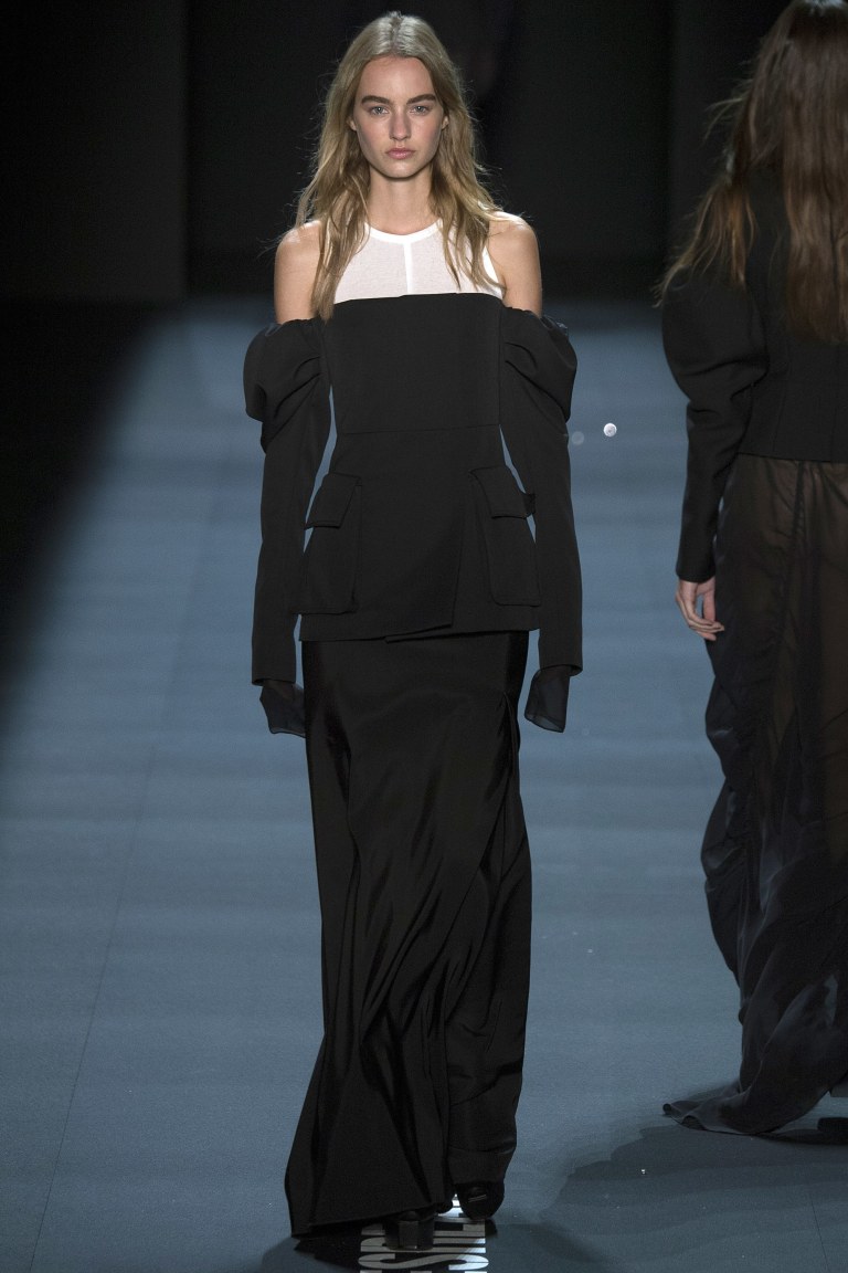 black-corset-top-with-chiffon-sleeves-and-maxi-skirt-vera-wang-ss17-photo-yannis-vlamos-indigital-tv