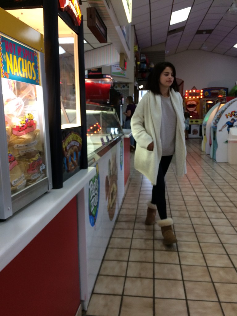 selena-gomez-cream-cardigan-suede-brown-bbots-tennesse-october-2016