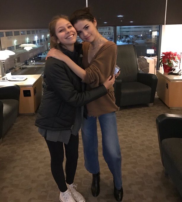 selena-gomez-brown-sweater-blue-jeans-lax-2016