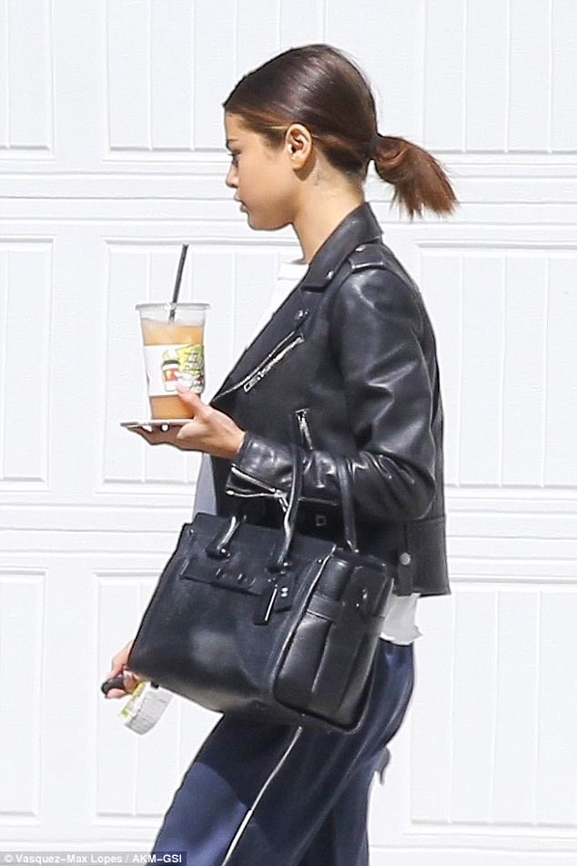 Selena Gomez black biker jacket black bag blue sweatpants photo Vasquez-Max Lopes AKM-GSI