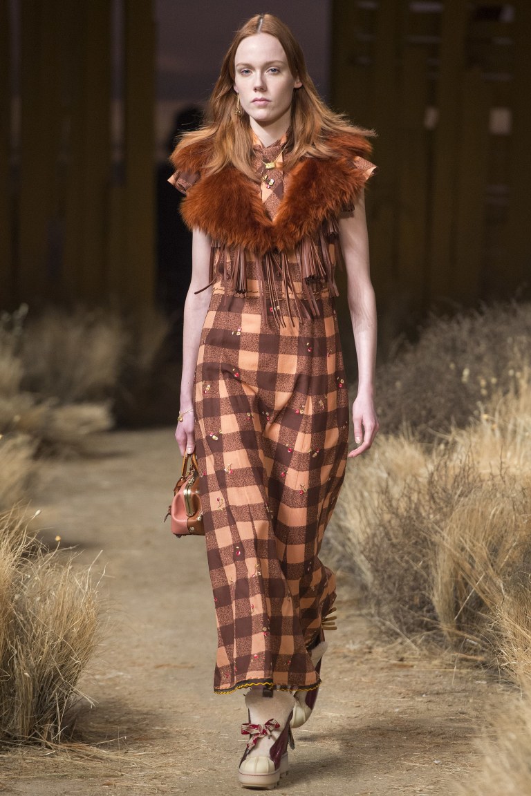 tan fur stole Coach AW2017 photo Umberto Fratini Indigital tv
