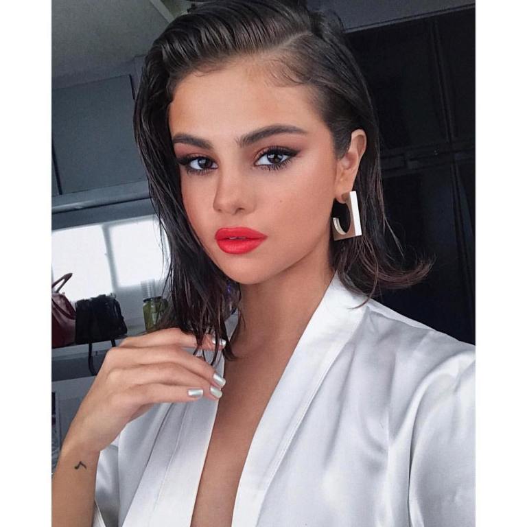 Selena Gomez gold earrings August 2017 Selena Gomez style 2017