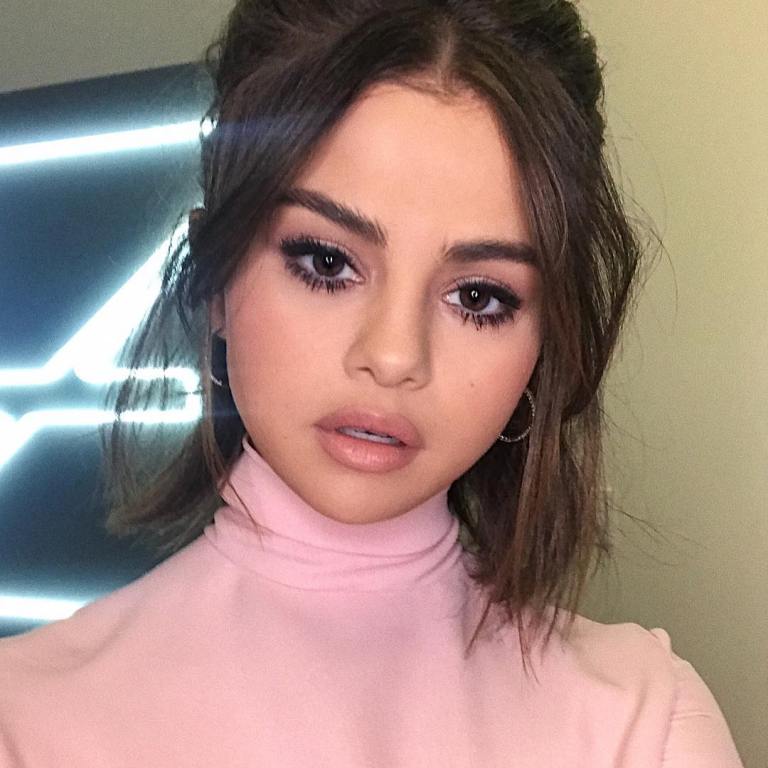 Selena Gomez pink dress gold earrings photo Hung vanngo