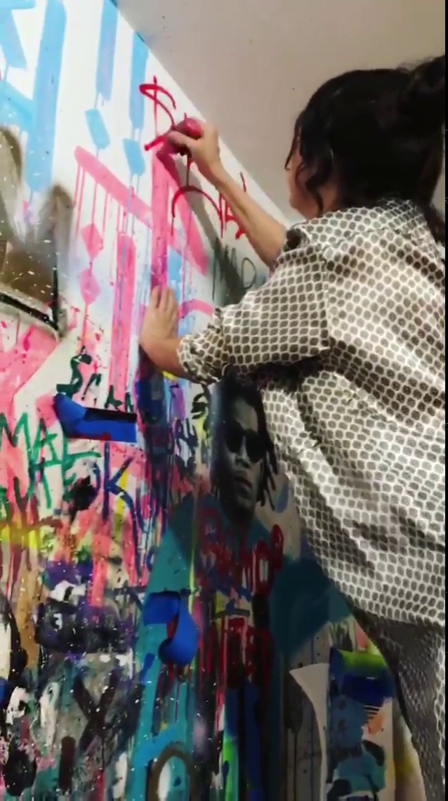 Selena Gomez adds her signature to jojo anavim's art