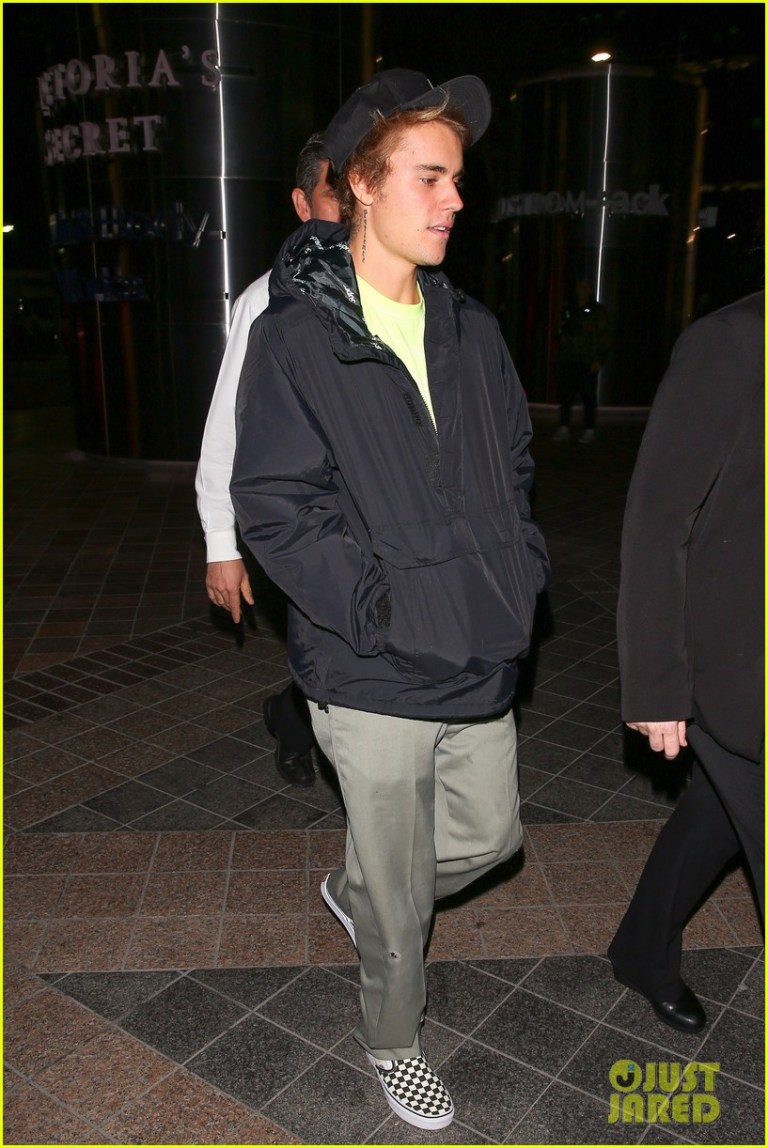 justin-bieber-selena-gomez-grab-late-night-dinner-after-church-05