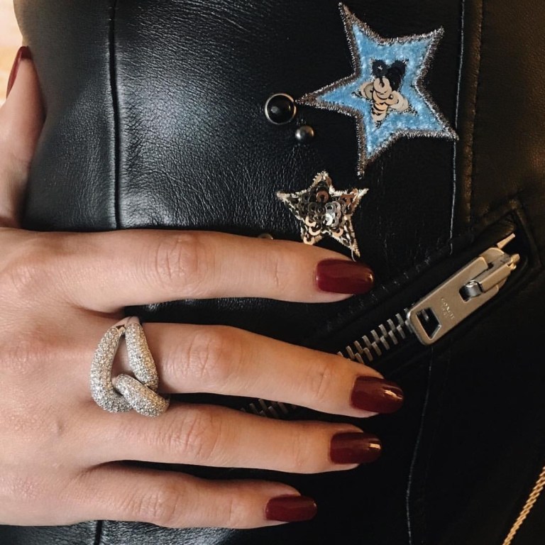 Selena Gomez AMa 2017 diamond knot ring photo tom Bachik