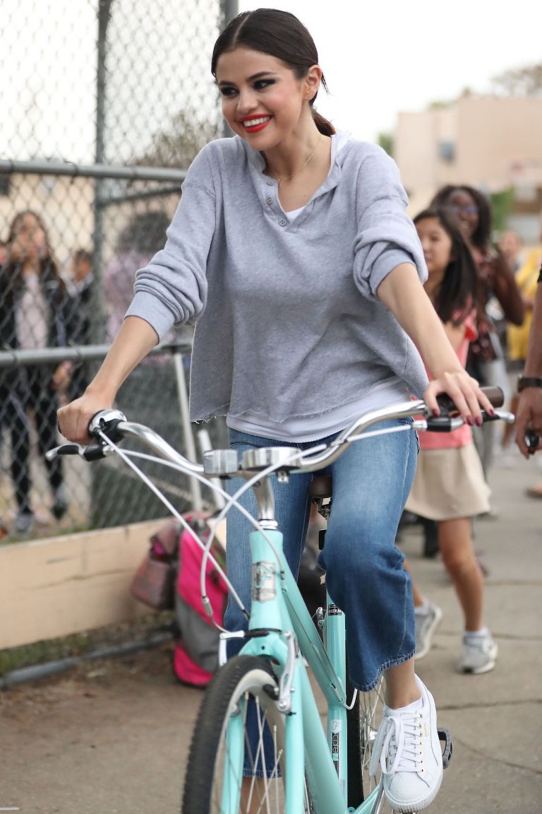 Selena Gomez style grey top blue jeans white sneakers 30 October 2017