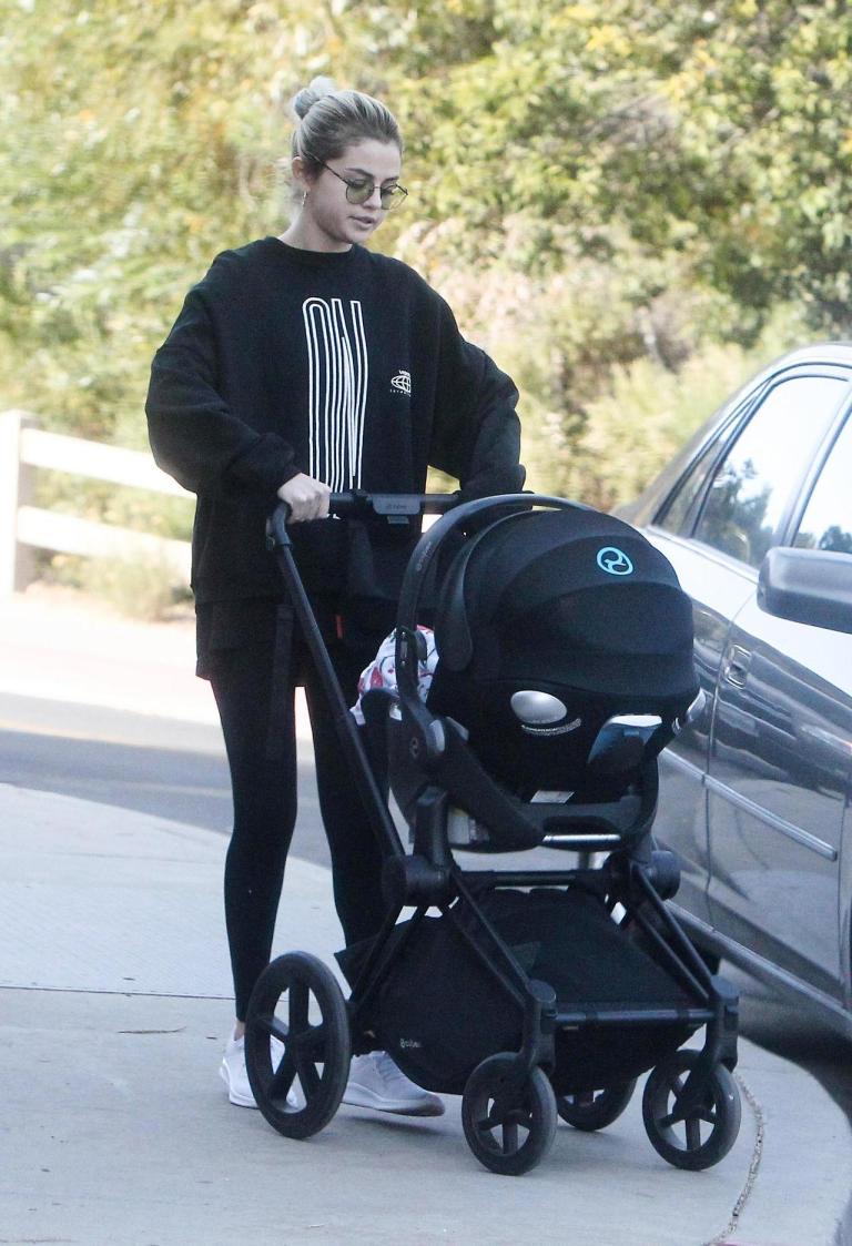 Selena Gomez style outfit clothes black oversize hoodie ON logo baby buggy December 2017