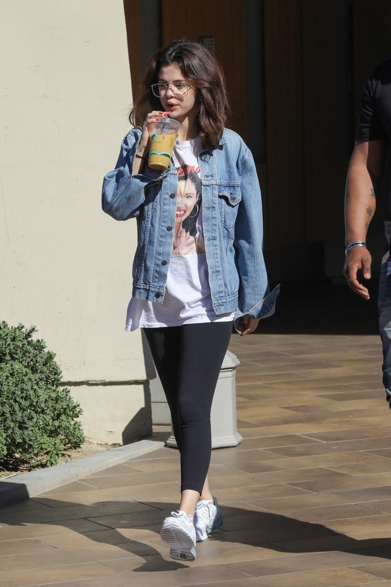 Selena Gomez style fashion clothes denim jacket Selena Quintanilla t-shirt sunglasses white trainers February 2018