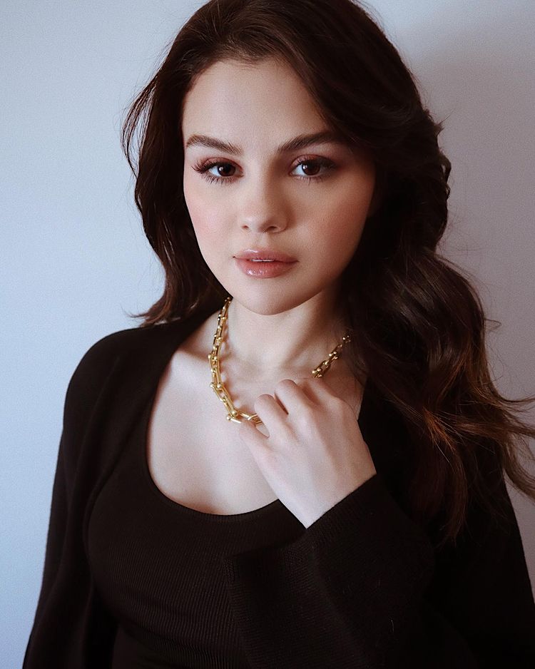 where to get Selena gomez black knitwear gold link chain necklace 9 March 2021 Photo Kate Young