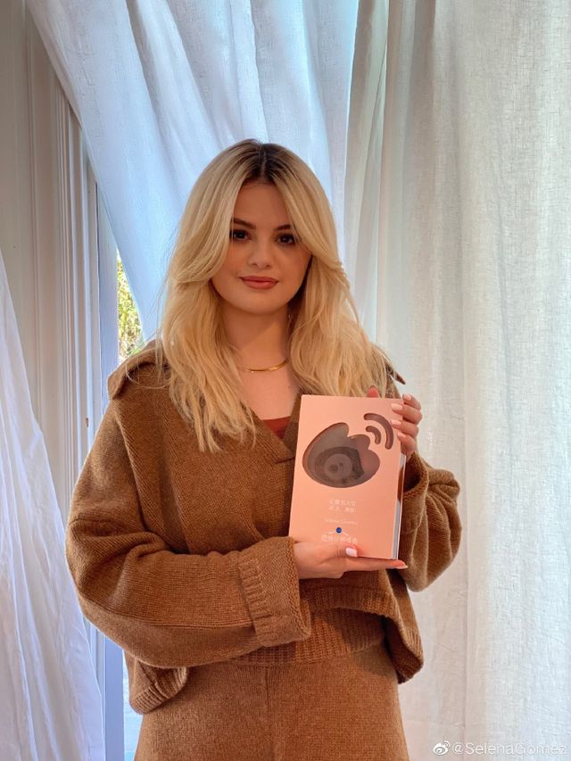 where to get Selena Gomez brown knit co ord Weibo award 27 May 2021 Photo Weibo Selena Gomez