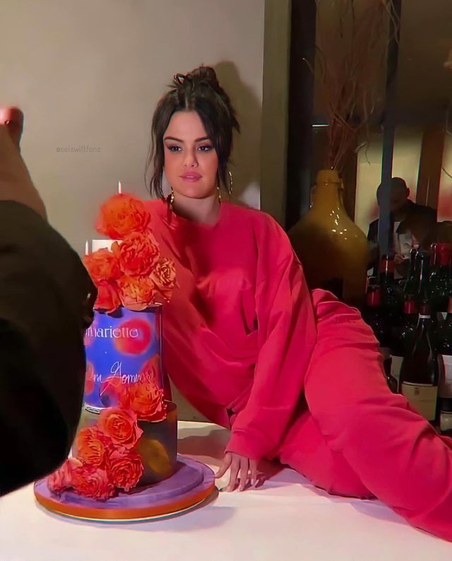 where to get Selena Gomez pink sweatshirt and joggers 3 July 2021 Photo Selena Gomez