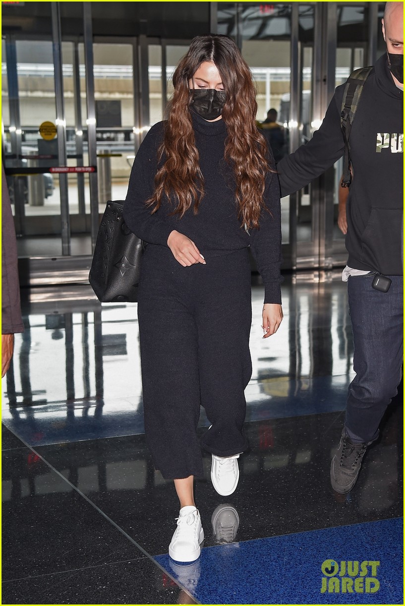 selena-gomez-jets-out-of-nyc-after-promoting-only-murders-in-the-building-01